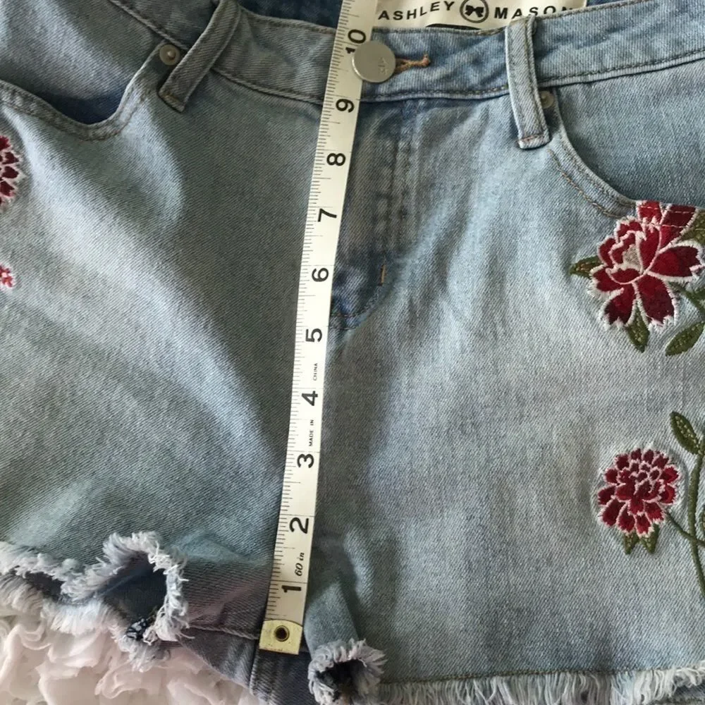 Ashley Mason Embroidered Cutoffs. Size 7 - Picture 7 of 9